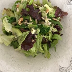 グリーンレタス＆キウイ＆トマトの簡単サラダ
